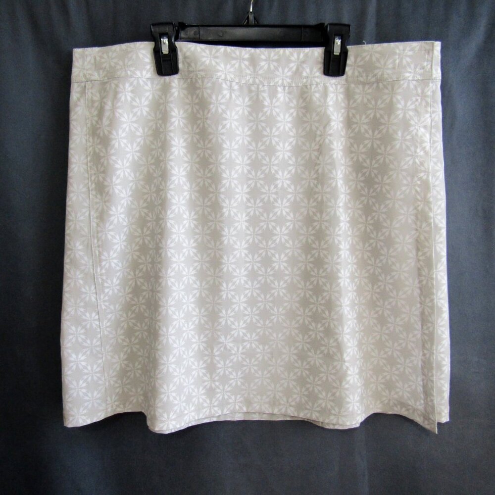 RipSkirt Hawaii Skirt Size XL Beige White Geometric Floral 19.5 In Length 2 Wrap - Picture 8 of 9